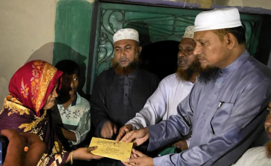 অতিবৃষ্টিতে নিহত মালেকের পরিবারে জেলা জামায়াতের আর্থিক সহায়তা