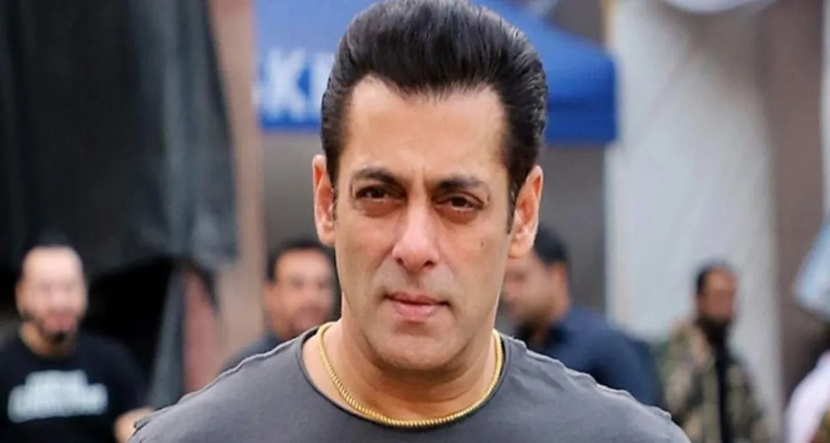 নিজের স্কুলজীবনের একটি পুরোনো ছবি শেয়ার করে সালমান খানের বার্তা