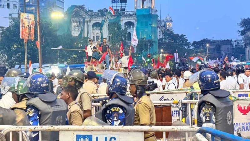 সন্ধ্যায় ছাত্র আন্দোলনে উত্তাল কলকাতা, অবরুদ্ধ শহরের প্রাণকেন্দ্র