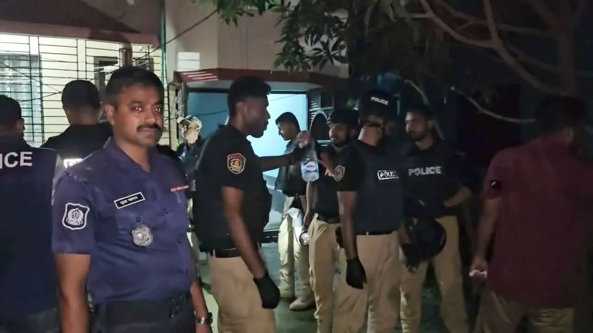 সাভারে সন্ত্রাসীরা অবস্থান করা একটি বাড়ি ঘিরে রেখেছে পুলিশ, ৫টি বোমাসদৃশ বস্তু উদ্ধার