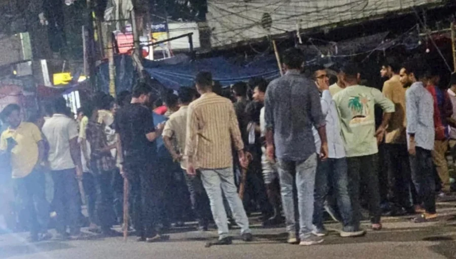 নিউমার্কেটে ফুটপাতে দোকান বসানো নিয়ে ছাত্রদল-যুবদল সংঘর্ষ, আহত অন্তত ২০