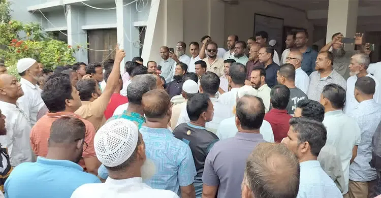 ফেনীতে ফ্যামিলি কার্ডের তথ্য সংগ্রহকারী নিয়োগে অনিয়ম, ইউএনওর কার্যালয় ঘেরাও