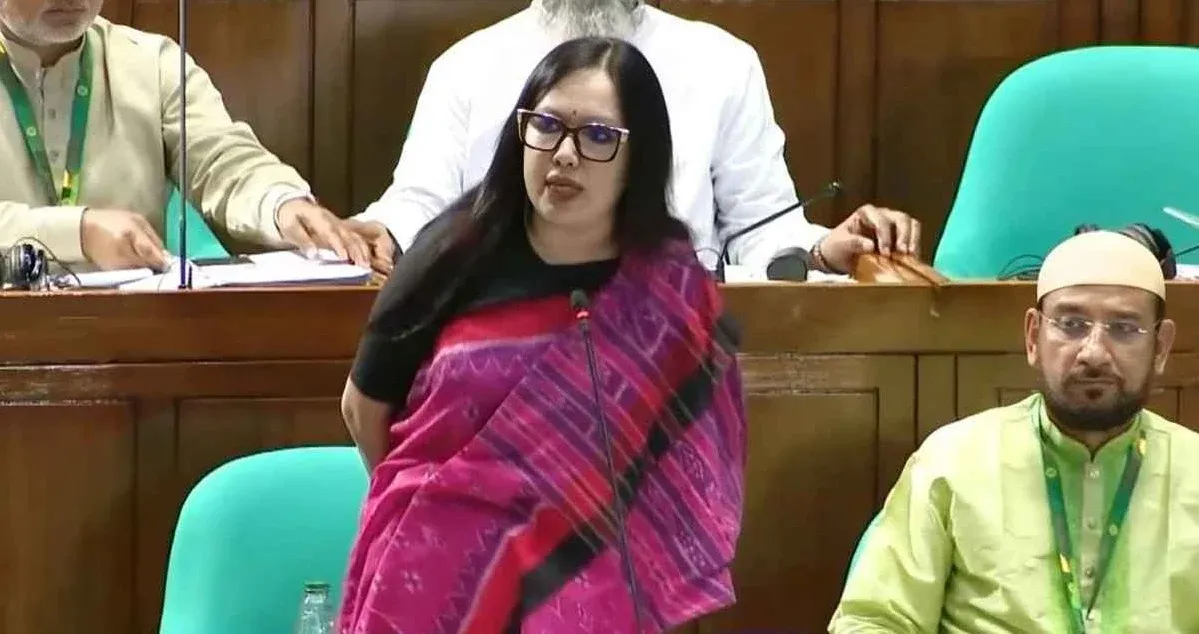 দুষ্ট লোকে বলে ‘টুকু আসে টুকু যায়’: লোডশেডিং নিয়ে রুমিন ফারহানা