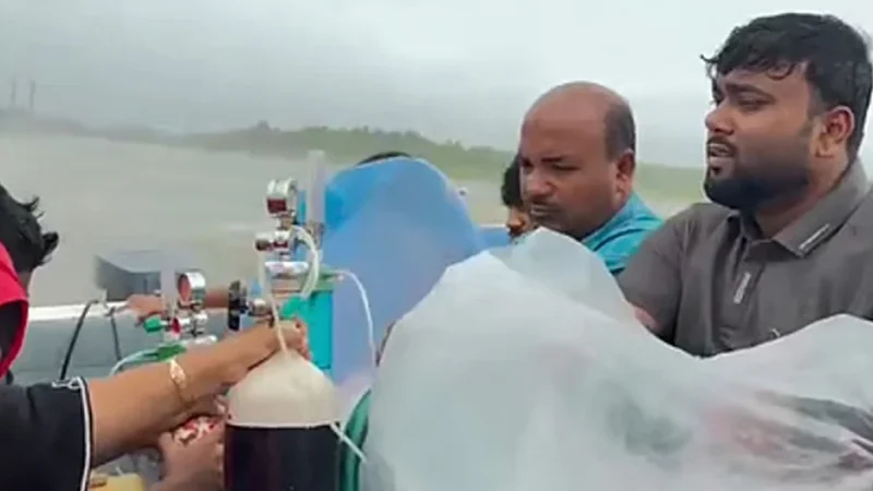 মুমূর্ষু ৮০ বছরের বৃদ্ধ মাকে বাঁচাতে স্পিডবোটে উত্তাল সাগর পাড়ি দিতে ছেলের লড়াই