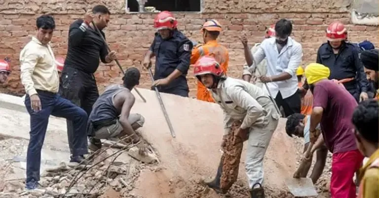 নয়াদিল্লিতে ছয়তলা ভবন ধসে নিহত ৬, বহু মানুষ ধ্বংসস্তূপে আটকা