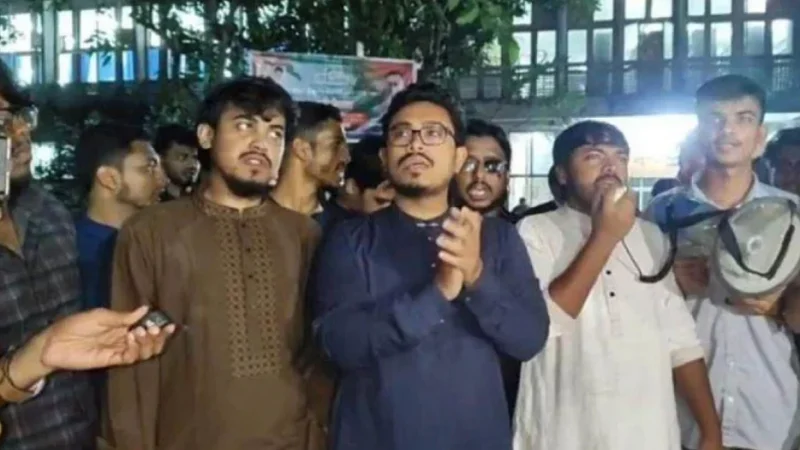 চাকরিতে ভাইভায় নম্বর বাড়ানোকে ‘নব্য কোটা’ আখ্যা দিয়ে ডাকসুর বিক্ষোভ